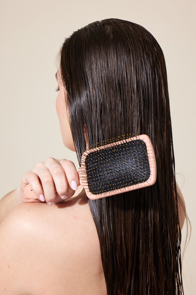 Sk&aring;nsom og effektiv detangling af dit v&aring;de h&aring;r